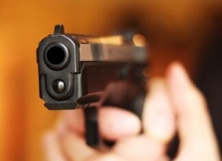 Pistola carregada e sem registro: 29ª DP prende homem armado em mercado do Riacho Fundo II