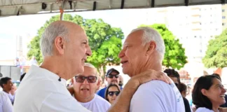 Arruda e Zé Humberto conversam amistosamente na Caminhada da Paz no Gama