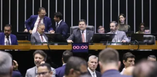 Bancadas do PL e do PT buscam quem terá mais assinaturas por CPIs do Banco Master