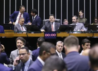 Bancadas do PL e do PT buscam quem terá mais assinaturas por CPIs do Banco Master