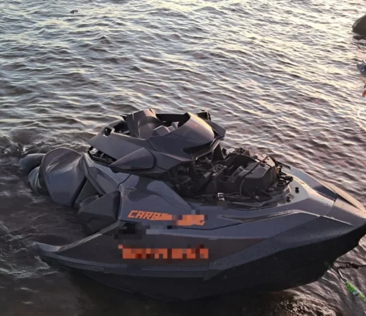Mulher fica gravemente ferida em acidente entre jet ski e lancha no Lago Paranoá