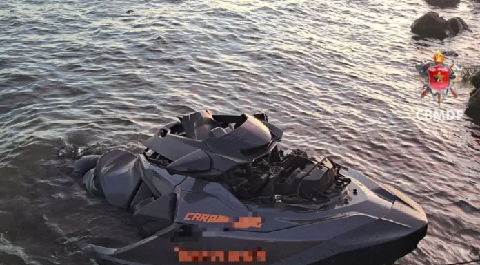 Mulher fica gravemente ferida em acidente entre jet ski e lancha no Lago Paranoá