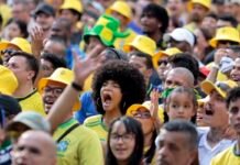Torcedores se reúnem no centro de SP para assistir ao jogo do Brasil