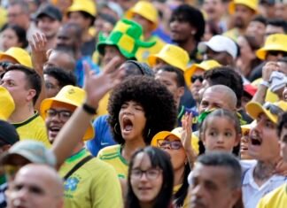 Torcedores se reúnem no centro de SP para assistir ao jogo do Brasil