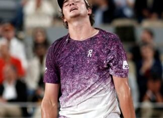 João Fonseca luta, mas dá adeus a Roland Garros após revés para Mensik