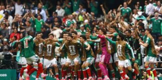México abre Copa vencendo África do Sul em duelo com três expulsões