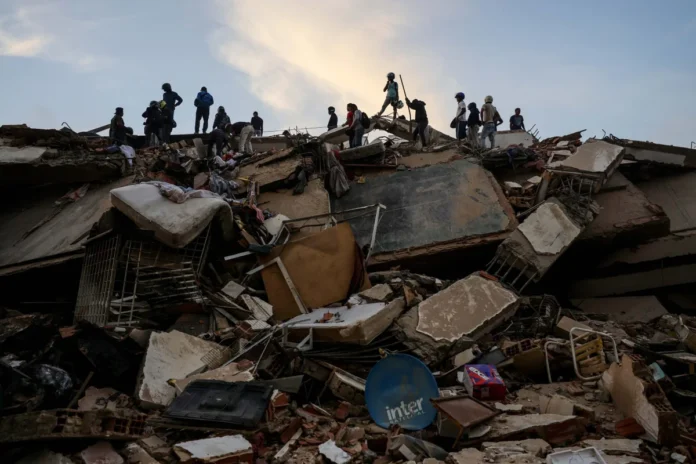 pessoas-e-equipes-de-resgate-trabalham-nos-escombros-do-edificio-moises-na-avenida-anauco-apos-um-terremoto-de-magnitude-72-atingir-a-venezuela-e-outras-regioes-do-caribe-metropoles--scaled