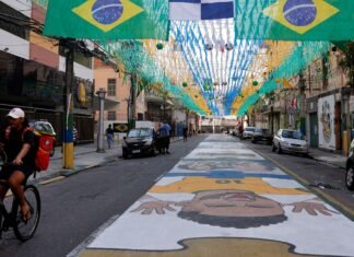 Ruas decoradas para Copa do Mundo reforçam vínculo comunitário no Rio