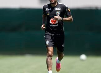 Neymar vai a campo pela primeira vez em treino da seleção brasileira