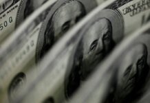 Dólar sobe para R$ 5,11, e bolsa fica estável, apesar de tensão global