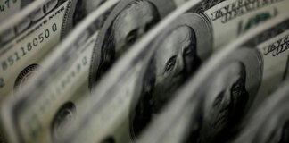 Dólar sobe para R$ 5,11, e bolsa fica estável, apesar de tensão global