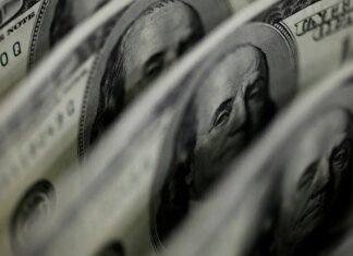 Dólar sobe para R$ 5,11, e bolsa fica estável, apesar de tensão global