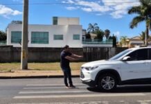 Vídeo: Rogério Ulysses “é atropelado” em faixa de pedestres em São Sebastião