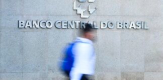 Juros das famílias seguem elevados e chegam a 64% ao ano, diz BC