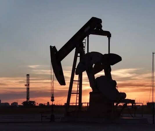 Petróleo dispara após EUA atacarem Irã e restabelecerem sanções