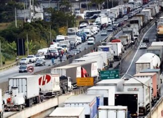 Caminhoneiros ameaçam greve se Alcolumbre não pautar MP do Frete