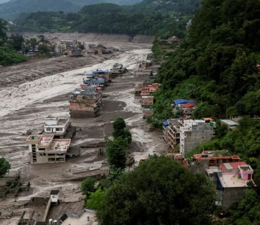 Nepal monitora dois lagos; risco de enchentes persiste