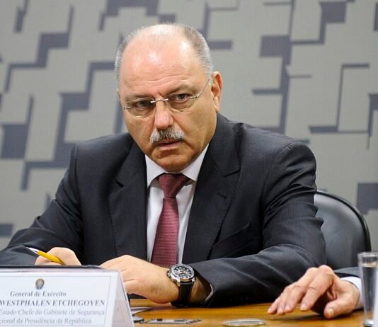 “Não tivemos golpe porque Forças Armadas não aderiram”, diz general à CNN