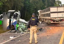 Acidente entre ônibus e carreta deixa pelo menos 21 mortos no Paraná