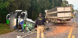 Acidente entre ônibus e carreta deixa pelo menos 21 mortos no Paraná