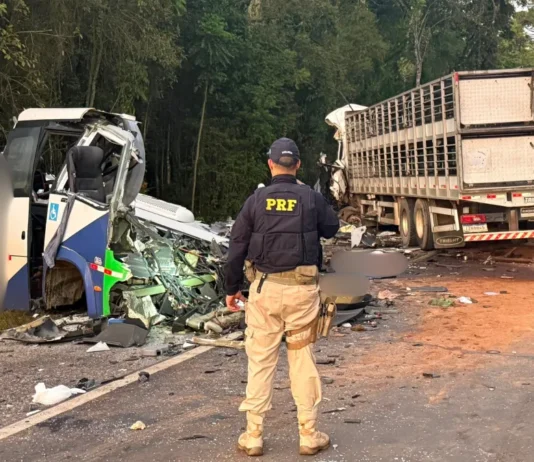 Acidente entre ônibus e carreta deixa pelo menos 21 mortos no Paraná