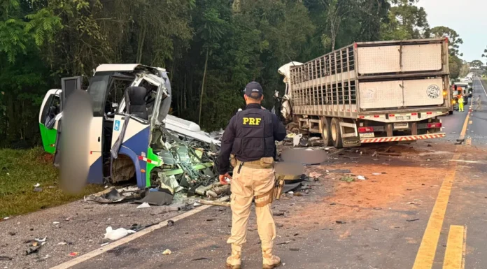 Acidente entre ônibus e carreta deixa pelo menos 21 mortos no Paraná