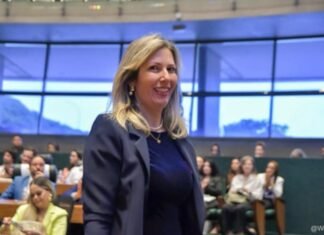Aline Vesely aparece em pesquisa para deputada distrital