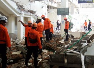 Indonésia: número de mortos no terremoto chega a 100