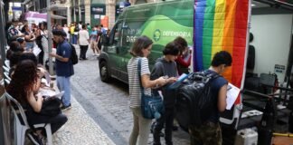 Transexuais e travestis fazem ato no RJ em defesa da democracia