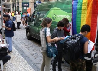 Transexuais e travestis fazem ato no RJ em defesa da democracia