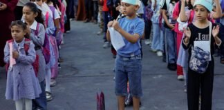 Alunos voltam às aulas presenciais em Gaza depois de três anos