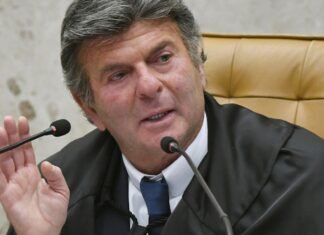 Fux suspende decisão de Dino que restabelecia posts de Nossa Senhora