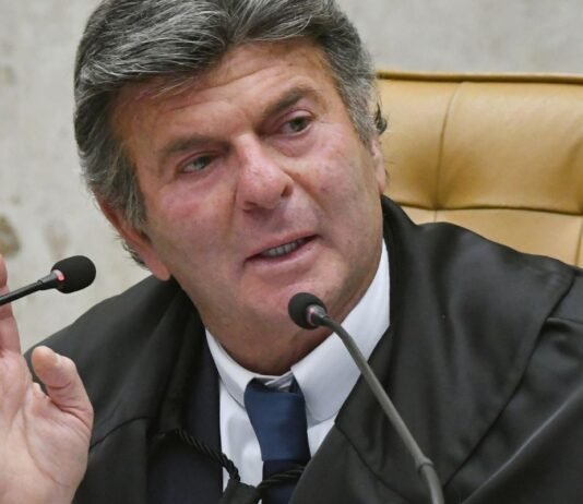 Fux suspende decisão de Dino que restabelecia posts de Nossa Senhora
