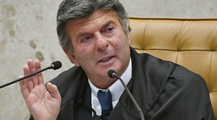 Fux suspende decisão de Dino que restabelecia posts de Nossa Senhora