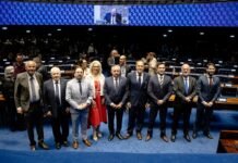 Izalci homenageia administradores e defende valorização de quem faz o Brasil funcionar