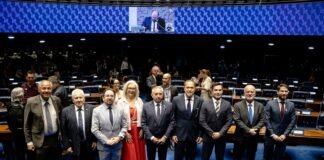Izalci homenageia administradores e defende valorização de quem faz o Brasil funcionar