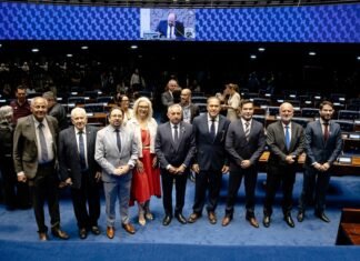 Izalci homenageia administradores e defende valorização de quem faz o Brasil funcionar