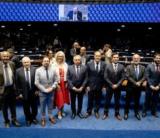 Izalci homenageia administradores e defende valorização de quem faz o Brasil funcionar