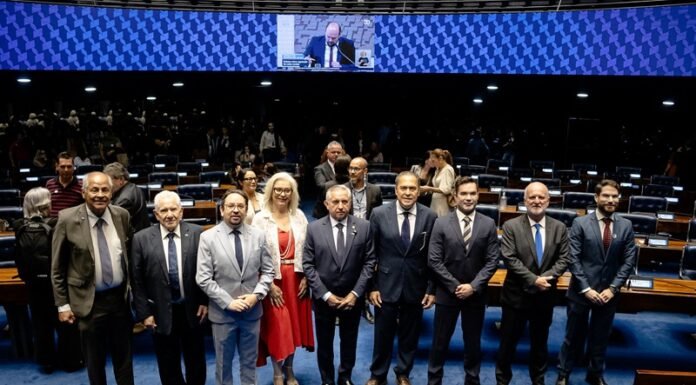 Izalci homenageia administradores e defende valorização de quem faz o Brasil funcionar