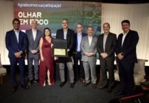 Dr. Juscelino Kubitschek recebe prêmio por 500 cirurgias de glaucoma