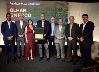 Dr. Juscelino Kubitschek recebe prêmio por 500 cirurgias de glaucoma