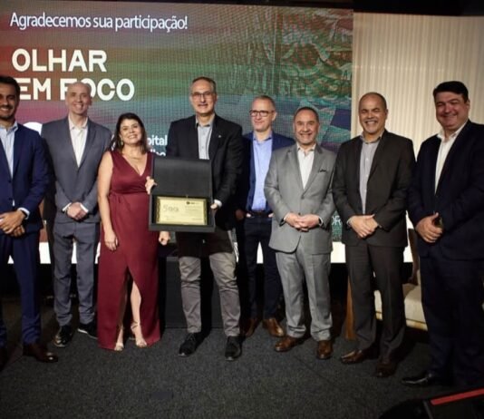 Dr. Juscelino Kubitschek recebe prêmio por 500 cirurgias de glaucoma