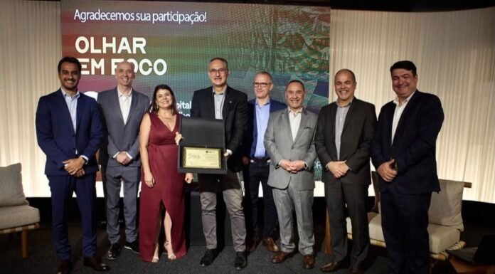 Dr. Juscelino Kubitschek recebe prêmio por 500 cirurgias de glaucoma