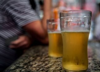 Álcool e cigarro podem causar cegueira, alertam especialistas