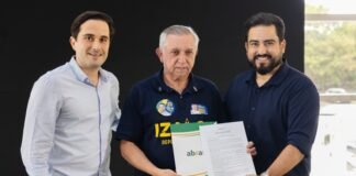 Izalci assina carta da Abrasel-DF em almoço da Unecs