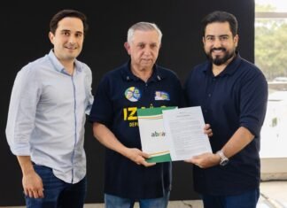 Izalci assina carta da Abrasel-DF em almoço da Unecs