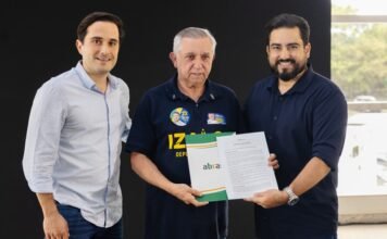 Izalci assina carta da Abrasel-DF em almoço da Unecs
