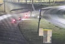 Exlusivo: câmeras da Estrutural flagram motoqueiros destruindo material de campanha de Izalci