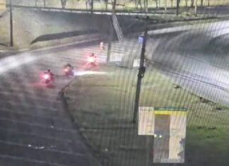 Exlusivo: câmeras da Estrutural flagram motoqueiros destruindo material de campanha de Izalci