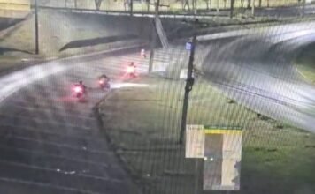 Exlusivo: câmeras da Estrutural flagram motoqueiros destruindo material de campanha de Izalci